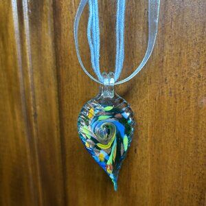 Glass pendant necklace